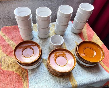 Eski kahve fincanları ve çay tabakları için anımsatıcı görüntü dokusu