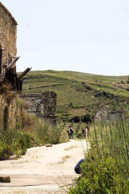 2023.06.18 İtalya, Sicilya, bugün 1968 depreminde yıkılan hayalet kasaba Sicilya 'daki Poggioreale nel enkazı.