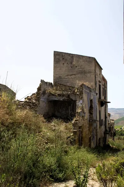 2023.06.18 İtalya, Sicilya, bugün 1968 depreminde yıkılan hayalet kasaba Sicilya 'daki Poggioreale nel enkazı.