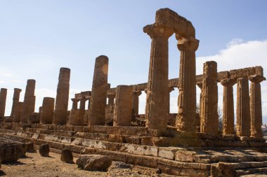 2024.08.22 Sicilya, Agrigento, Tapınaklar Vadisi UNESCO Dünya Mirası, antik Yunan mimarisinin bir örneği olan arkeolojik alanın anımsatıcı görüntüsü