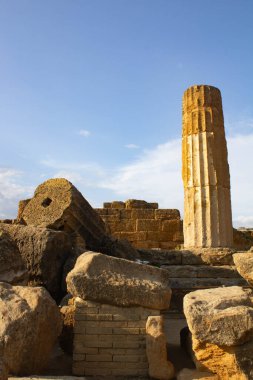 2024.08.22 Sicilya, Agrigento, Tapınaklar Vadisi UNESCO Dünya Mirası, antik Yunan mimarisinin bir örneği olan arkeolojik alanın anımsatıcı görüntüsü