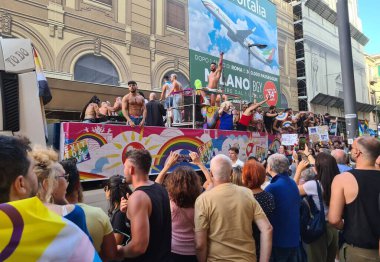 2024.06.22 Palermo Gay Gururu 2024, katılımcıların eğlendiği şamandıra geçit töreninin anımsatıcı görüntüsü