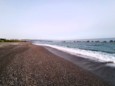 Gün batımında bir İtalyan plajının canlandırıcı görüntüsü.