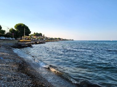 Gün batımında bir İtalyan plajının canlandırıcı görüntüsü.