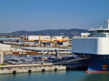 2023.08.23 Livorno, İtalya, ticari liman, liman yapılarının anımsatıcı görüntüsü