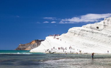 2024.08.22 Agrigento, Scala dei Turchi, beyaz marl uçurumu, kristal berrak deniz ile en muhteşem Sicilya plajlarından birinin görüntüsü.