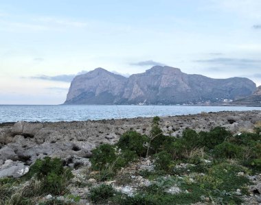 Sicilya, İtalya 'da arka planda deniz kıyısının anımsatıcı görüntüsü