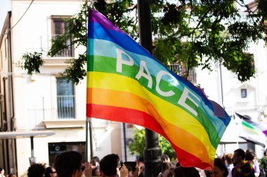 2024.06.22 Palermo Gay Gururu 2024, katılımcıların eğlendiği şamandıra geçit töreninin anımsatıcı görüntüsü