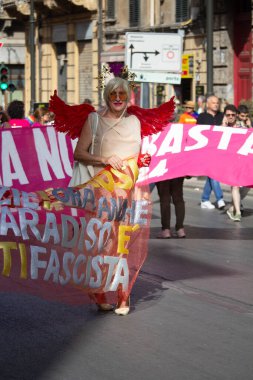 2024.06.22 Palermo Gay Gururu 2024, katılımcıların eğlendiği şamandıra geçit töreninin anımsatıcı görüntüsü