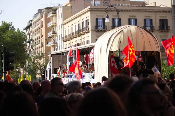 2024.06.22 Palermo Gay Gururu 2024, katılımcıların eğlendiği şamandıra geçit töreninin anımsatıcı görüntüsü