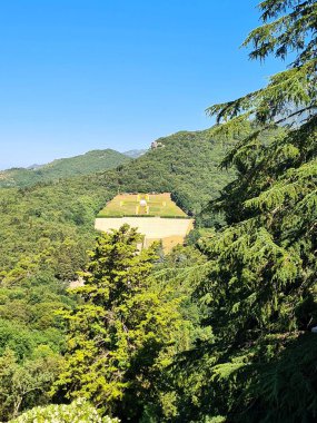 2024.06.28 İtalya, Montecassino Manastırı, bugün turistlerin gördüğü gibi manastırın anımsatıcı bir görüntüsü.