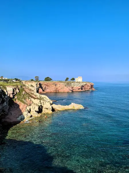 İtalya, Sicilya, Terrasini, bugün turistleri andıran bir görüntü.