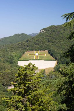 2024.06.28 İtalya, Montecassino Manastırı, bugün turistlerin gördüğü gibi manastırın anımsatıcı bir görüntüsü.