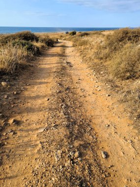 Gün batımında bir İtalyan plajının canlandırıcı görüntüsü.
