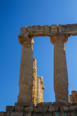 2024.08.22 Sicilya, Agrigento, Tapınaklar Vadisi UNESCO Dünya Mirası, antik Yunan mimarisinin bir örneği olan arkeolojik alanın anımsatıcı görüntüsü