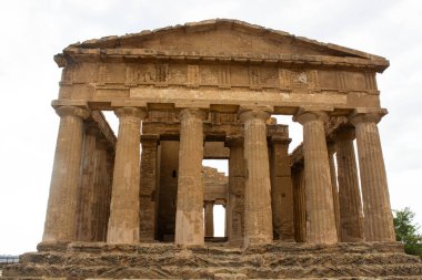 2024.08.22 Sicilya, Agrigento, Tapınaklar Vadisi UNESCO Dünya Mirası, antik Yunan mimarisinin bir örneği olan arkeolojik alanın anımsatıcı görüntüsü