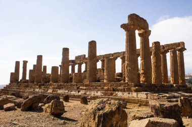 2024.08.22 Sicilya, Agrigento, Tapınaklar Vadisi UNESCO Dünya Mirası, antik Yunan mimarisinin bir örneği olan arkeolojik alanın anımsatıcı görüntüsü