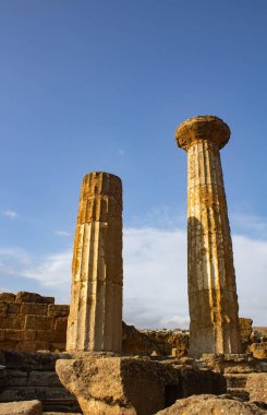 2024.08.22 Sicilya, Agrigento, Tapınaklar Vadisi UNESCO Dünya Mirası, antik Yunan mimarisinin bir örneği olan arkeolojik alanın anımsatıcı görüntüsü