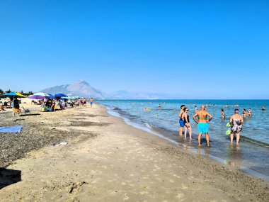 Gün batımında bir İtalyan plajının canlandırıcı görüntüsü.