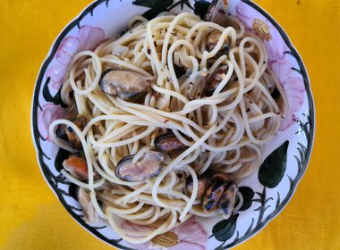 Ev yapımı midyeli bir spagettiyi çağrıştıran yakın plan görüntüsü.