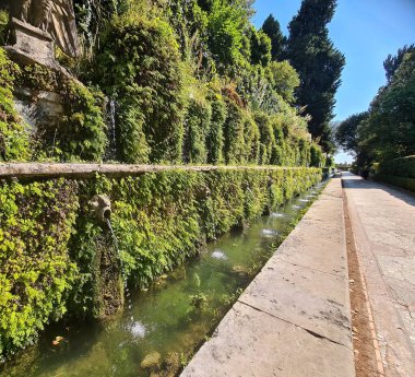 Roma kapılarındaki 2024.07.11 Tivoli, Villa d 'Este, UNESCO Dünya Mirası Bölgesi, pek çok çeşmesiyle Rönesans bahçesinin anımsatıcı görüntüsü