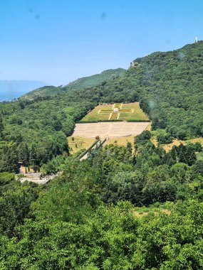 2024.06.28 İtalya, Montecassino Manastırı, bugün turistlerin gördüğü gibi manastırın anımsatıcı bir görüntüsü.