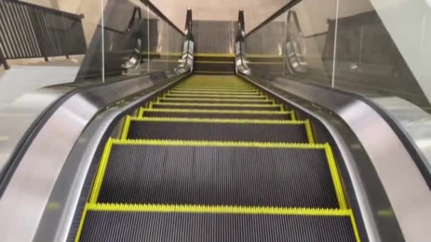 Alışveriş Merkezinin Önündeki Yürüyen Siyah Sarı Yürüyen Merdiven Hem Gün — Stok video