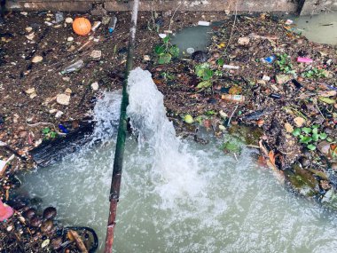 İnsanların içine attığı çöplerle dolu bir nehir çevremizi kirletiyor.