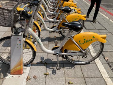 Taipei, Tayvan 17 Mart 2024: Turistler yaya yolunda yürürken 