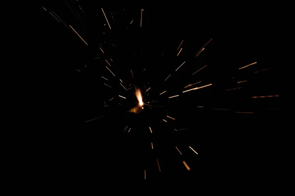 Funkelnde Brennende Wunderkerze Auf Schwarzem Hintergrund Vereinzelt Brennende Wunderkerzen Feuerwerk — Stockfoto
