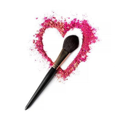 Beyaz arka planda fırçası olan bir kalp şeklinde gevşek kozmetik ürünü örneği. Güzellik markaları, makyözler, içerik yaratıcıları promosyon görsellerini ve reklamları yükseltmek için mükemmel..