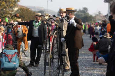 DOMIGLIARA, VERONA, ITALY, FEBRUARY, 2023: Avrupa 'nın en eski karnavallarından biri Bacanal del Gnoco olarak bilinen Verona Karnavalı