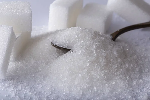 空白の背景に砂糖のセレン静物画 — ストック写真