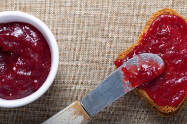 Çıtır Kızarmış Tostta Görkemli Erik Konserveleri