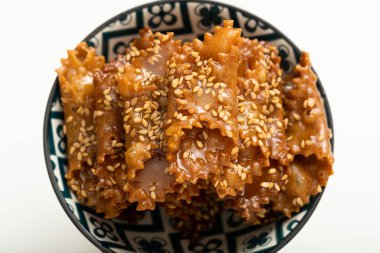 Lezzetli chebakia hamur işleri. El yapımı puf böreği, bal ve susam tohumları.