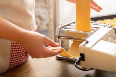 Chebakia hamur işleri için hamur işi pişiren kadınların yakın çekimi.