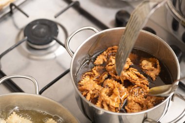 Lezzetli chebakia hamur işleri. El yapımı puf böreği, bal ve susam tohumları.
