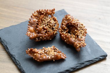 Lezzetli chebakia hamur işleri. El yapımı puf böreği, bal ve susam tohumları.