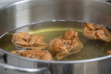 Sıcak yağda kızaran Chebakia hamur işleri. 