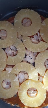 Kavanozdaki ananas halkalarının yakın çekimi.