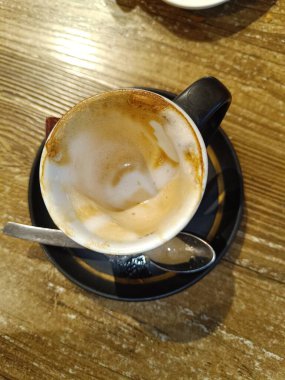 Boş kahve fincanı masada.