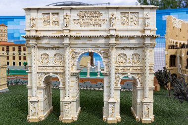 Gardaland, Verona, İtalya, 20 Nisan 2024: Konstantin Kemeri 'nin Ayrıntılı LEGO Modeli