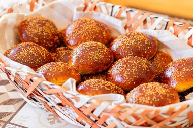 Susam tohumlu lezzetli çörekler, yakın çekim manzaralı.