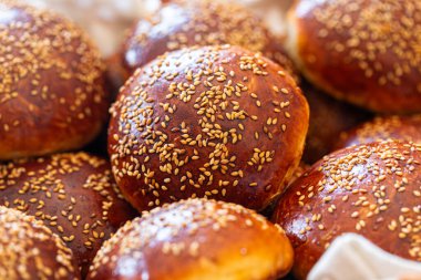 Susam tohumlu lezzetli çörekler, yakın çekim manzaralı.