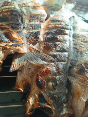 Izgarada ızgara balığın yakın görüntüsü