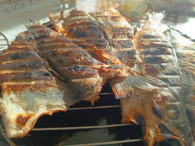 Izgarada ızgara balığın yakın görüntüsü