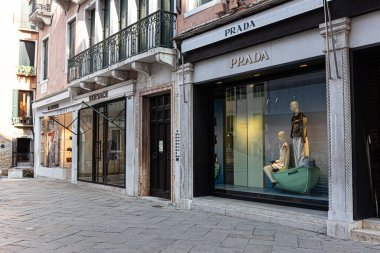 Avrupa caddesinde bir Prada mağazasının manzarası.