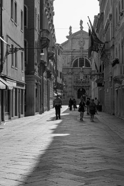 VENICE, İtalya - 14 Haziran 2025: yıpranmış mimari ile sokak detayları.