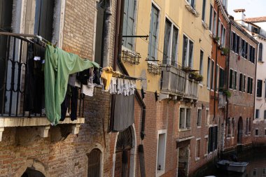 VENICE, İtalya - 14 Haziran 2025 Konforlu caddenin ayrıntıları.