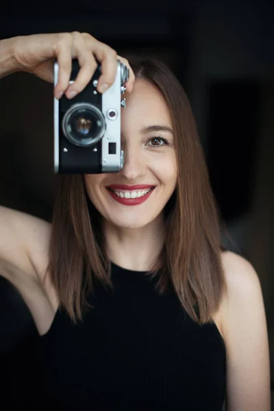 Sorrindo Atraente Jovem Segurando Câmera Analógica Retro Tirando Uma Foto — Fotografia de Stock